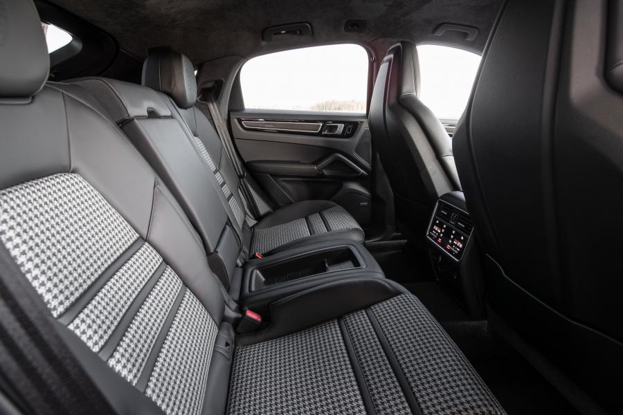 Интерьер Porsche Cayenne E-Hybrid Coupe 2019 года  (WW) (фото 22 из 25)